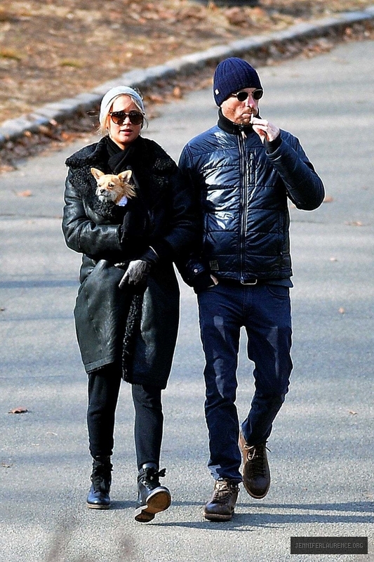 jennifer-lawrence-and-darren-aronofsky-out-at-central-park-in-new-york-march-31-2017_701061615.jpg