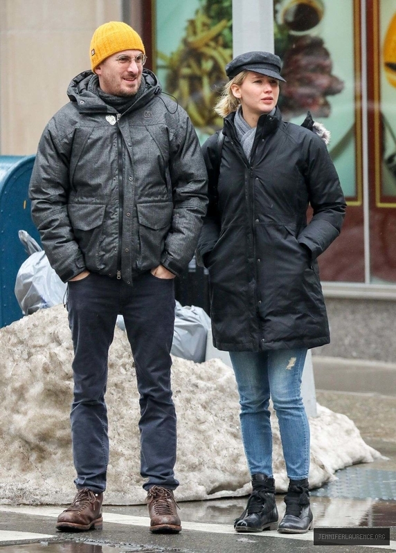 jennifer-lawrence-and-darren-aronofsky-out-in-new-york-march-17-2017_2221072936.jpg