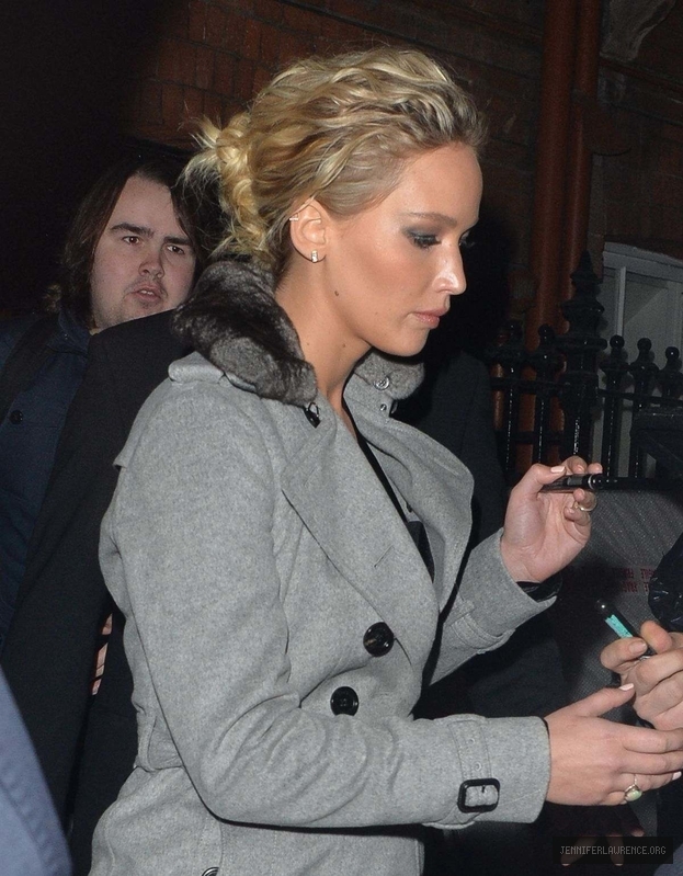 jennifer-lawrence-leaving-her-hotel-in-london-december-01-2016_302121429.jpg